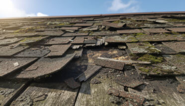 Les signes qui indiquent qu'il est temps de rénover votre toiture 2 découvrez les signes révélateurs qu'il est temps de rénover votre toiture pour garantir la sécurité et l'efficacité énergétique de votre maison.