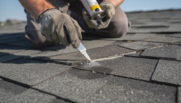 Toiture : comment détecter et réparer une fuite rapidement 6 découvrez comment détecter rapidement une fuite sur votre toiture et les étapes essentielles pour la réparer efficacement, afin de protéger votre maison des dégâts.